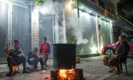 Người Hà Nội bắc bếp củi, quây quần luộc bánh chưng xuyên đêm trên vỉa hè