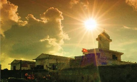 Đèn biển trên đảo đá Tây