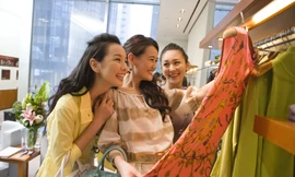 Du khách đến Hong Kong khám phá và shopping