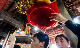 Đầu xuân chen chân ở Phủ Giầy