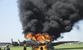 Máy bay ném bom Mỹ bốc cháy đùng đùng