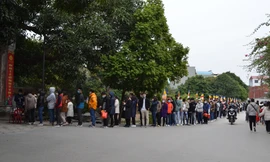 Xếp hàng dài vào chùa cầu an mùng 1 Tết