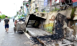 Con đường gốm sứ ở Hà Nội bong tróc, nhếch nhác vì rác thải