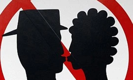 Bị phạt nặng nếu hôn nhau trên tàu