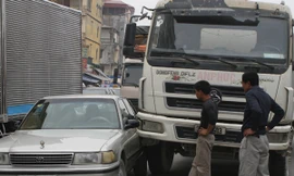 Xe trộn bê tông đâm bẹp cửa ô tô con