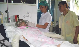 Bác sĩ đang hỏi thăm sức khỏe bệnh nhân bị bỏng Ảnh: Thái Hà