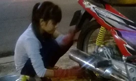 Bí ẩn cô gái xinh đẹp vá xe trong đêm