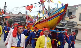 Đông du khách dự lễ hội cầu ngư Thai Dương