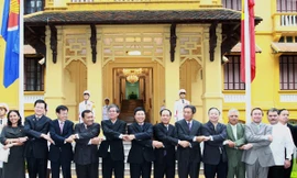 Bộ trưởng Bộ Ngoại giao Phạm Bình Minh cùng đại sứ các nước ASEAN tham dự Lễ thượng cờ ASEAN và quốc kỳ Việt Nam. Ảnh: TTXVN