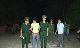 Bắt giữ Lê Văn Luyện. Ảnh: Xuân Bách