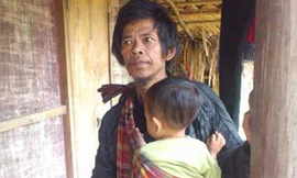 Lạ lùng đàn ông vạm vỡ trông con, nội trợ cho vợ lên nương