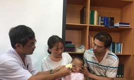 Xót xa bé trai đứt lìa cả phần mũi vì bị chó cắn