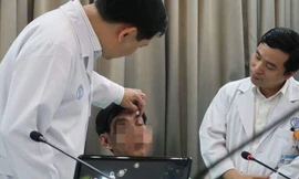 Kinh hoàng gắp hơn 10 mảnh gỗ từ hốc mắt người đàn ông