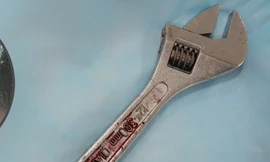 'Tự sướng' bằng mỏ lết, thanh niên phải nhập viện