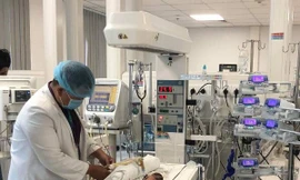 Phẫu thuật tim cứu sống bé sơ sinh nặng chỉ hơn nửa kg