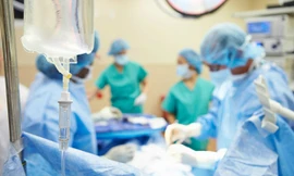 Bạn nghịch dại, bé trai bị ngòi bút đâm sâu 8 cm