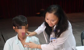 Cắt nối khí quản cứu bệnh nhân Campuchia