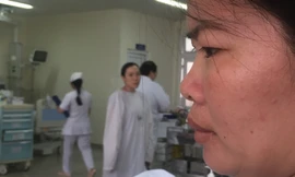 Xót xa cảnh mẹ bán sen nuôi con nằm viện: 'Con ơi, mẹ cạn tiền rồi!'