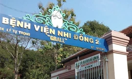 Hai bé trai 4 tuổi suýt chết vì chơi trò đóng giả bác sĩ