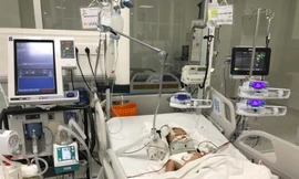 Vấp ngã khi đang ăn cơm, bé gái suýt chết vì bị mảnh sành cứa cổ 