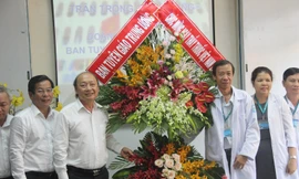 Đoàn công tác Ban Tuyên giáo TƯ chúc mừng ngày Thầy thuốc Việt Nam