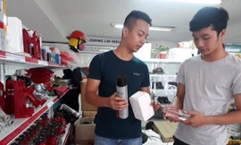 Người dân đổ xô mua đồ cứu hỏa sau vụ cháy chung cư Carina