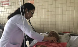 Cứu cụ ông nguy kịch vì hóc hạt mít