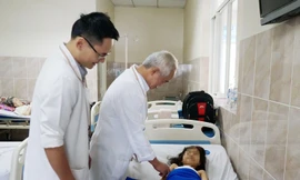 Con hoại tử xương đùi vì cha mẹ chủ quan