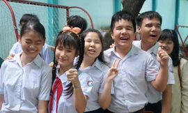 Xúc động nụ cười học sinh khiếm thị trong ngày khai trường