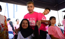 Xúc động bé gái hiến tóc tặng bệnh nhân ung thư vú