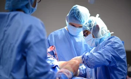 Cứu đôi chân bị nhiễm trùng nặng của huấn luyện viên lướt ván 