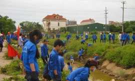 Hơn 300 thanh niên ra quân vệ sinh môi trường