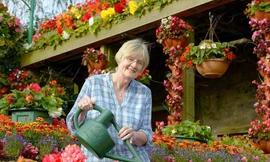 Không gian ngập tràn trong sắc hoa