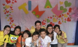 Các thành viên của "Hoa Nhân Ái" tại hội trại Youth Day.