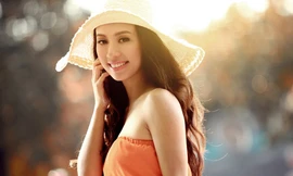 Bạn gái tin đồn Đan Trường khoe vai trần giữa Hà Nội