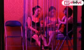 Phút nhắm mắt sa chân của gái massage