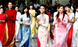 Thí sinh Imiss duyên dáng áo dài diễn flashmod