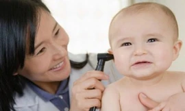 Trẻ nằm ăn, dễ bị viêm tai giữa?