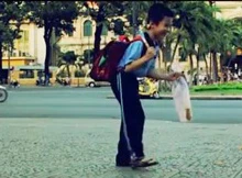 Clip giàu ý nghĩa về bạn nhỏ 'thích nhặt rác'