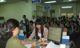 Đổ xô đi làm hộ chiếu vì tin đồn tăng giá