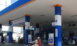 Cửa hàng xăng ở vị trí giao nhau giữa đường Nguyễn Tri Phương- Nguyễn Văn Linh có 16 cột bơm nhưng chỉ có 4 nhân viên đứng bán. Ảnh: N.H