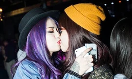 Sốc với nụ hôn đồng giới của hot vlogger An Nguy