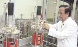 Giáo sư N. L. Dũng tại Viện Vi sinh vật và Công nghệ sinh học