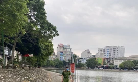 Công an phường Phương Liệt chốt trực ở đường ven hồ Rùa