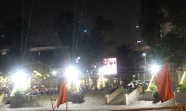 Quán bia quanh bờ hồ Con Rùa, Phường Phương Liệt, quận Thanh Xuân vẫn tưng bừng vào tối muộn dù công an Phường tuyên bố đã "quyết liệt" 