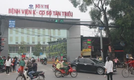 Người dân bất chấp nguy hiểm, băng qua đường tại cổng bệnh viện K Tân Triều