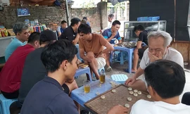 Người dân tập trung uống nước, đánh cờ không đeo khẩu trang tại quán nước trên địa bàn phường La Khê, quận Hà Đông