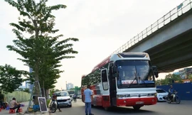 Một ngày nhóm người ở hai quán trà đá trước cổng số nhà 655 đường Phạm Văn Đồng thu tiền hàng chục nhà xe khách đi qua đây