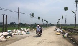 Khắp đường làng, ngõ xóm tại các thôn của xã Tuy Lai ngập trong rác