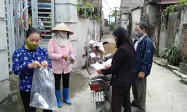 Cán bộ thôn Đông Dương, xã Tảo Dương Văn đến từng hộ dân để phát khẩu trang miễn phí.